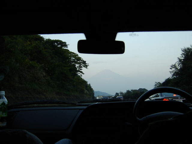 曇り空でしたがかろうじて富士山が見えました。